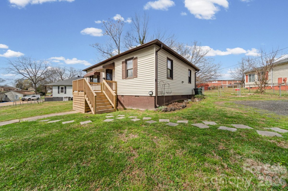 1866 Hilltop Circle