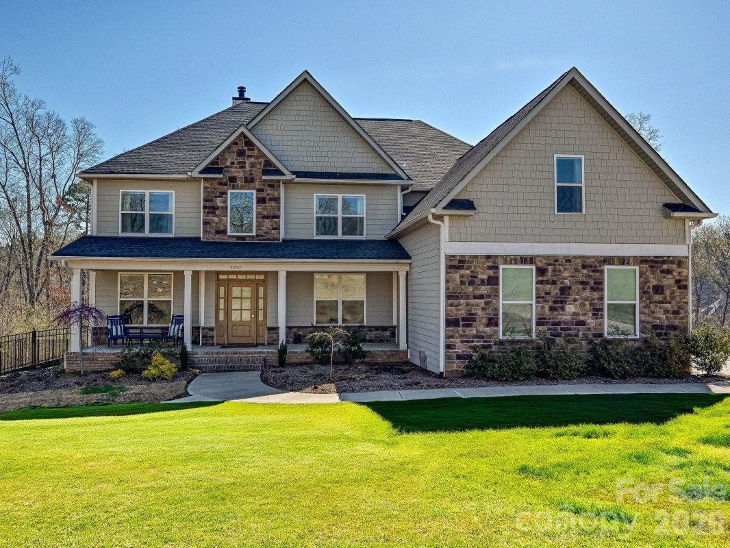 1052 Lakefront Woods