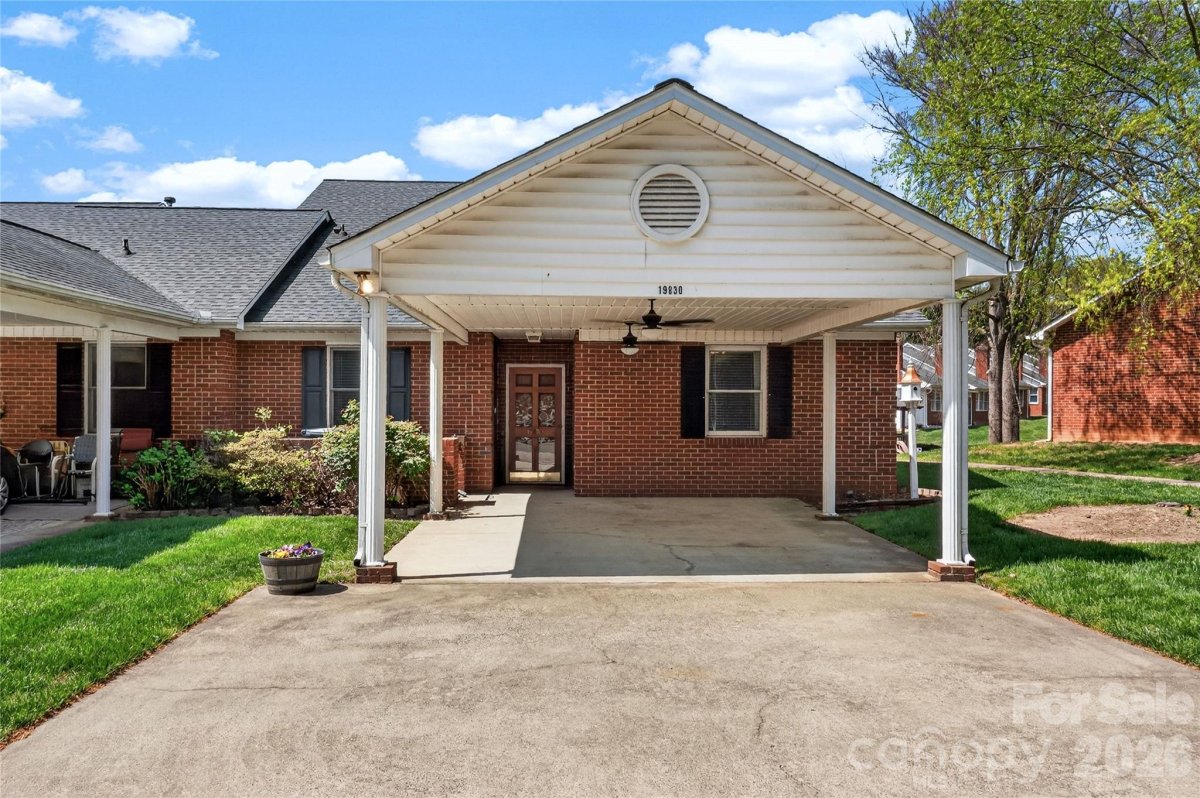 19830 Oak Leaf Circle