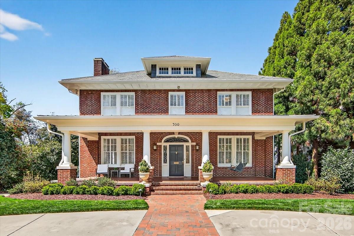 700 Queens Road