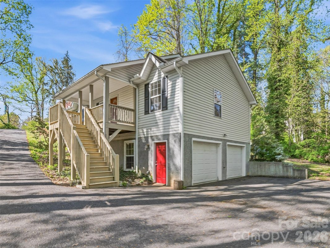 10 Lakewood Drive
