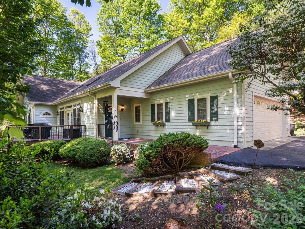 4 Dogwood Glen Circle