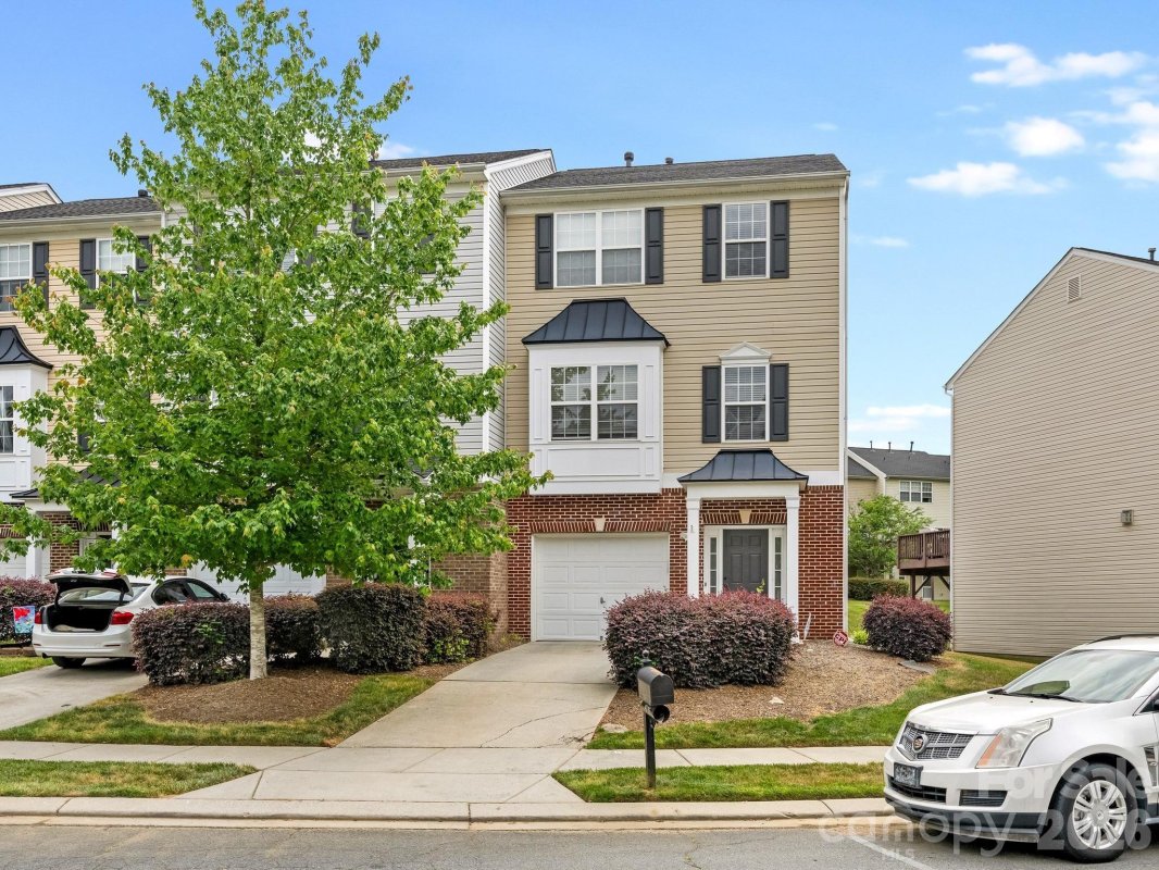 9785 Walkers Glen Drive