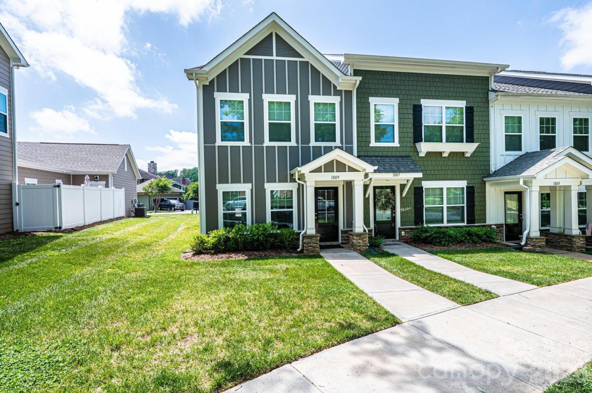 1809 Edgewater Drive