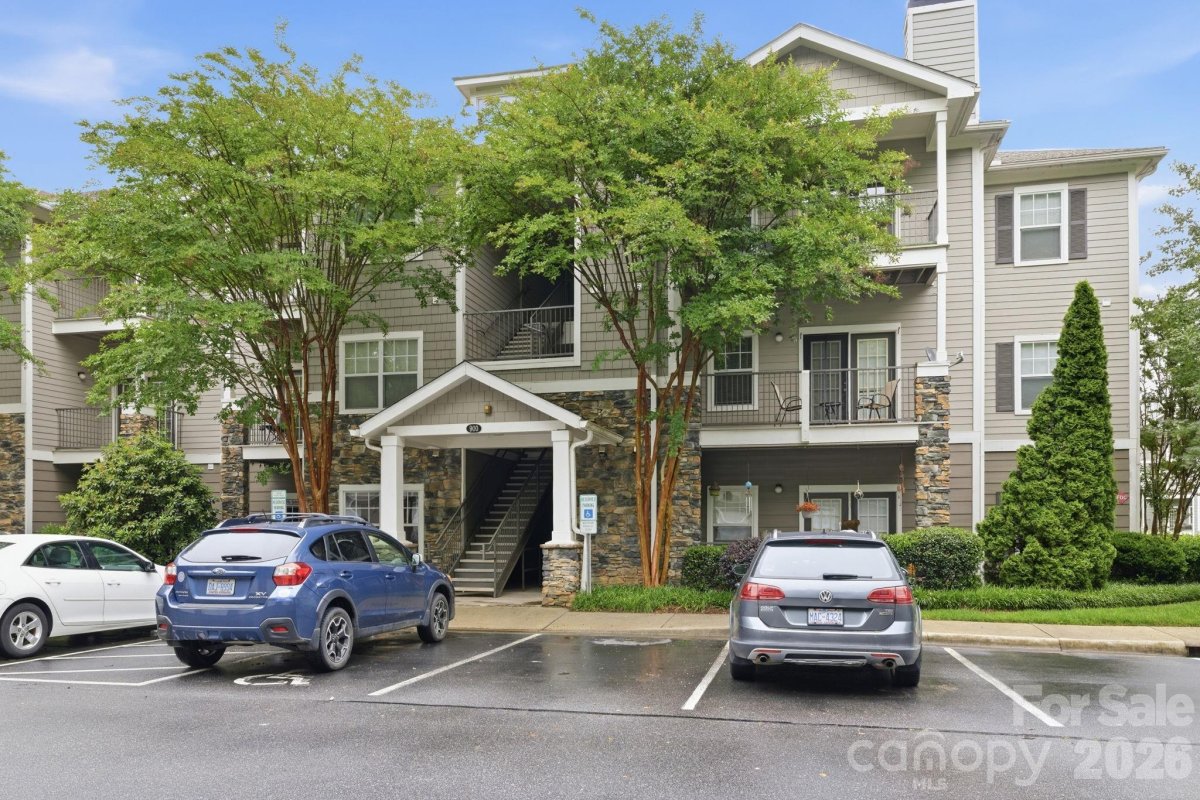 900 Vista Lake Drive