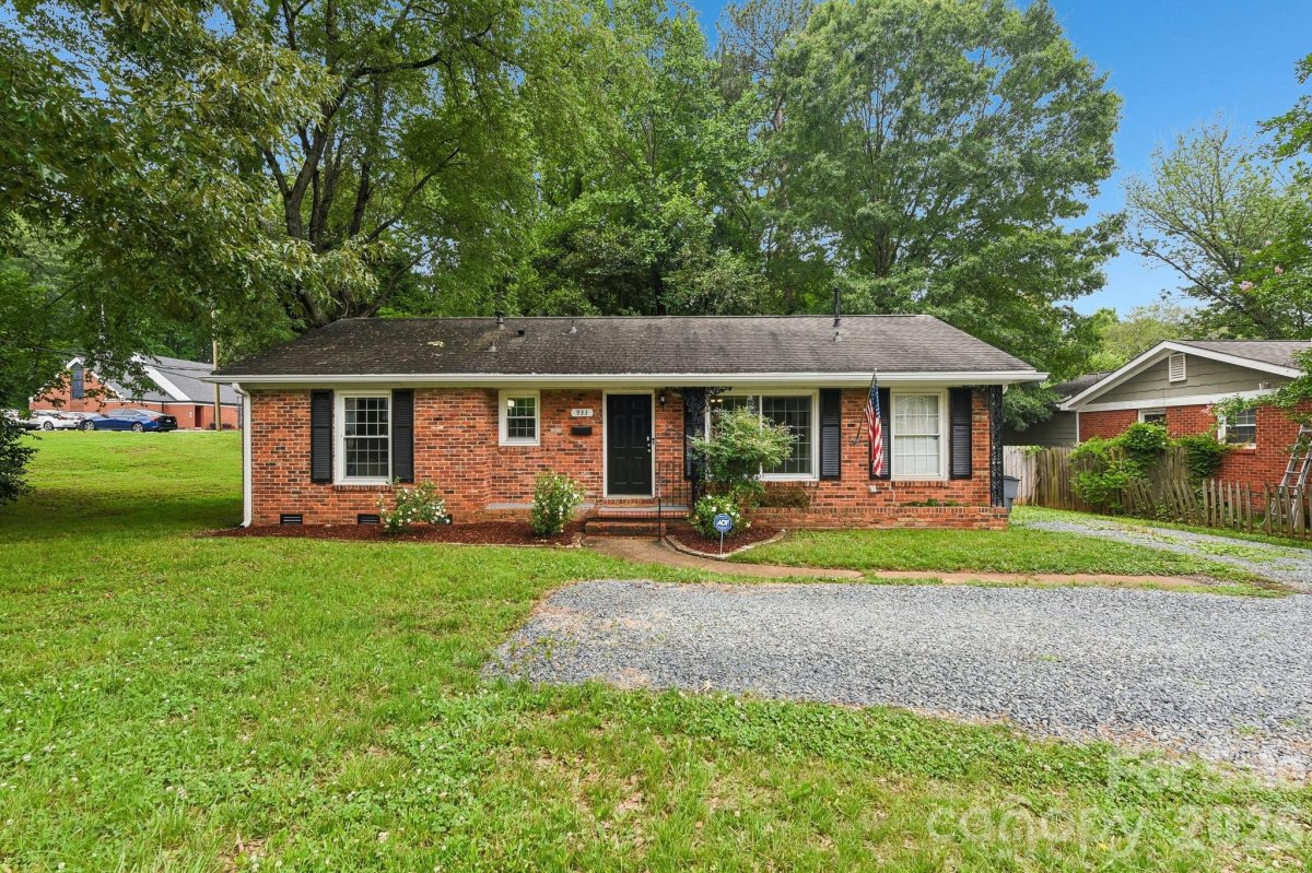 933 Clanton Road