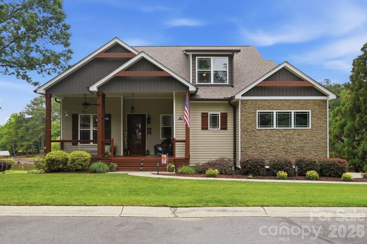 913 Lake Club Drive