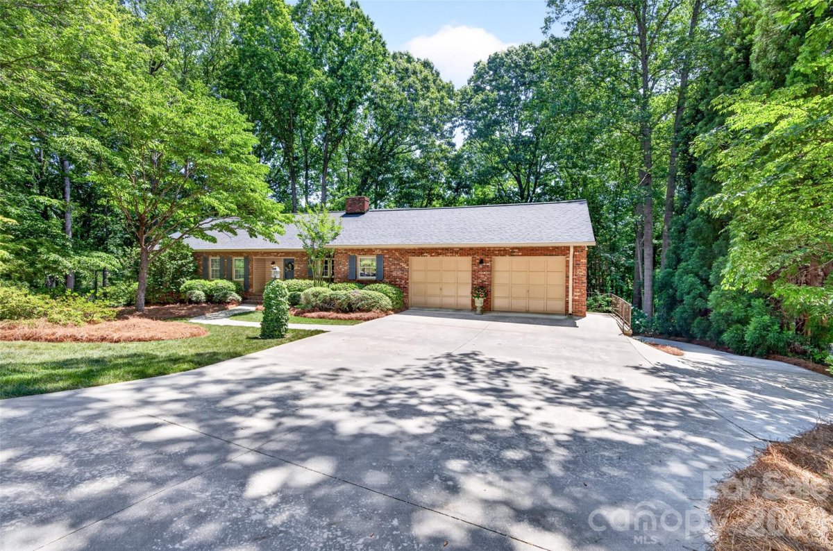 989 Hampton Place