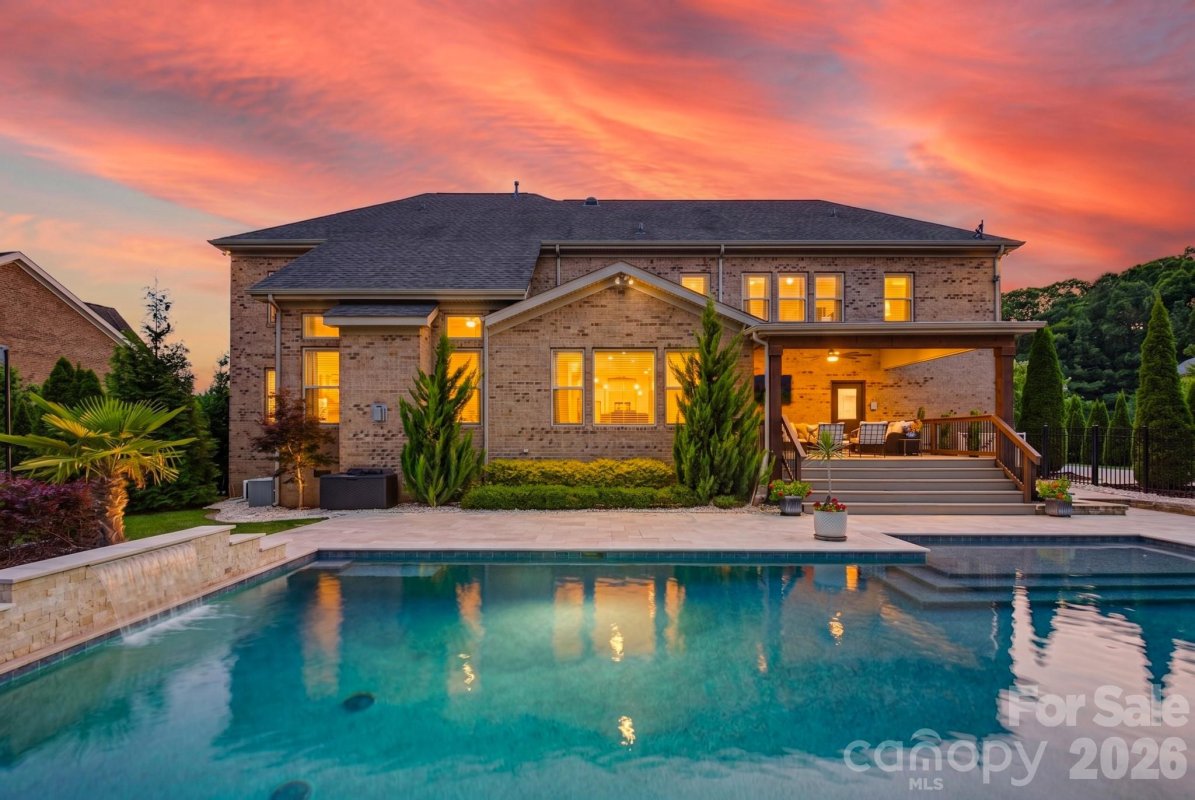3083 Twin Lakes Drive