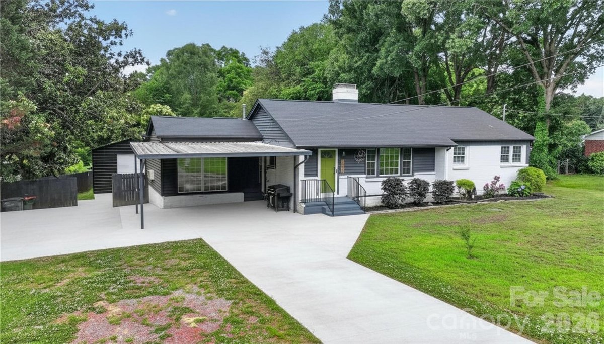 2432 Oakwood Circle
