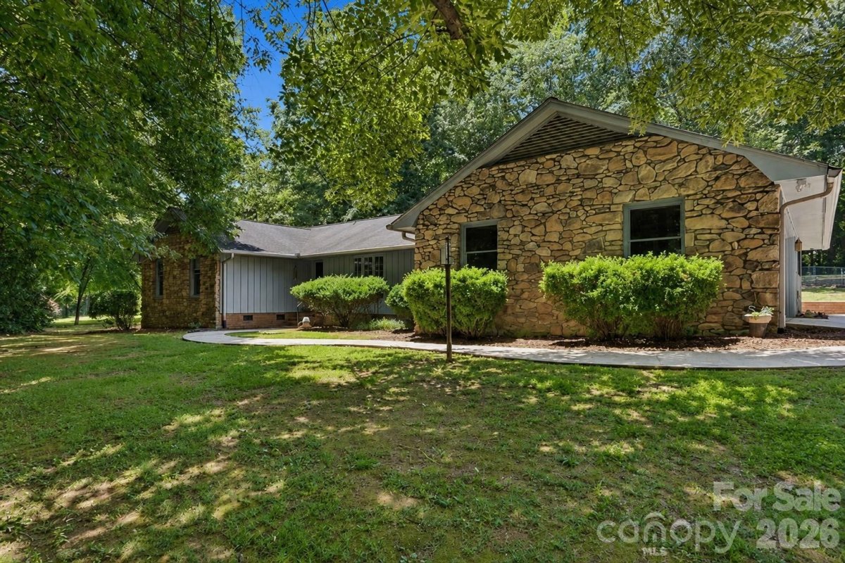 3326 Sedgefield Road