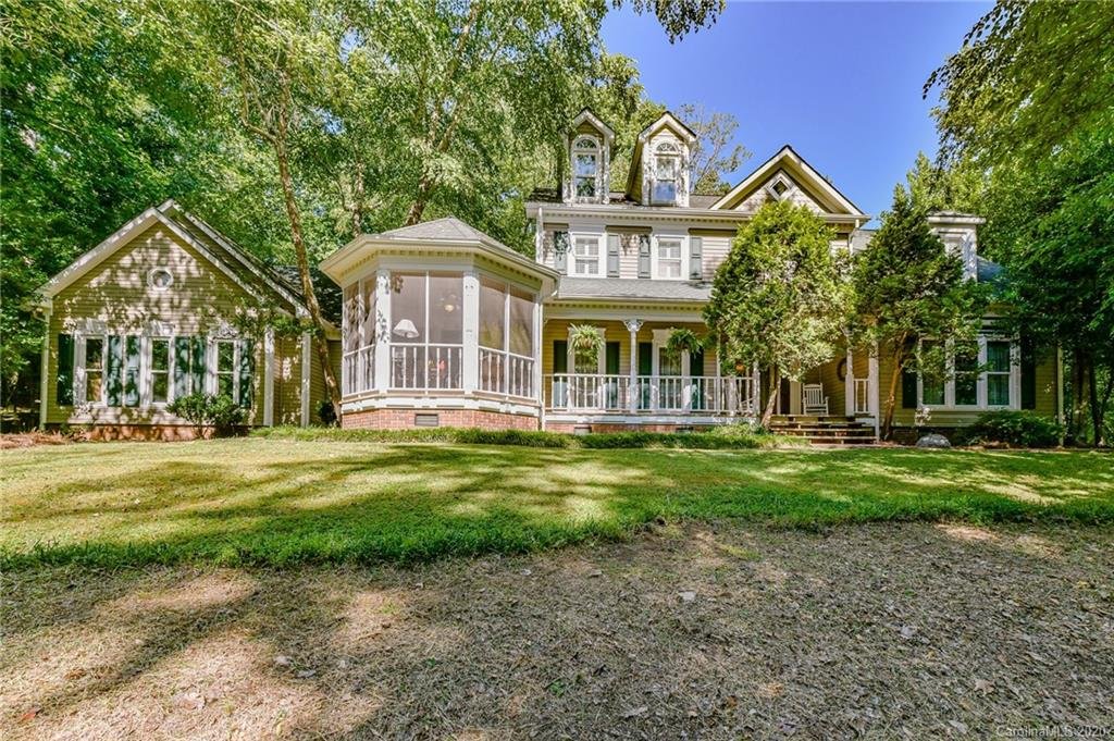10600 Hanging Moss Trail