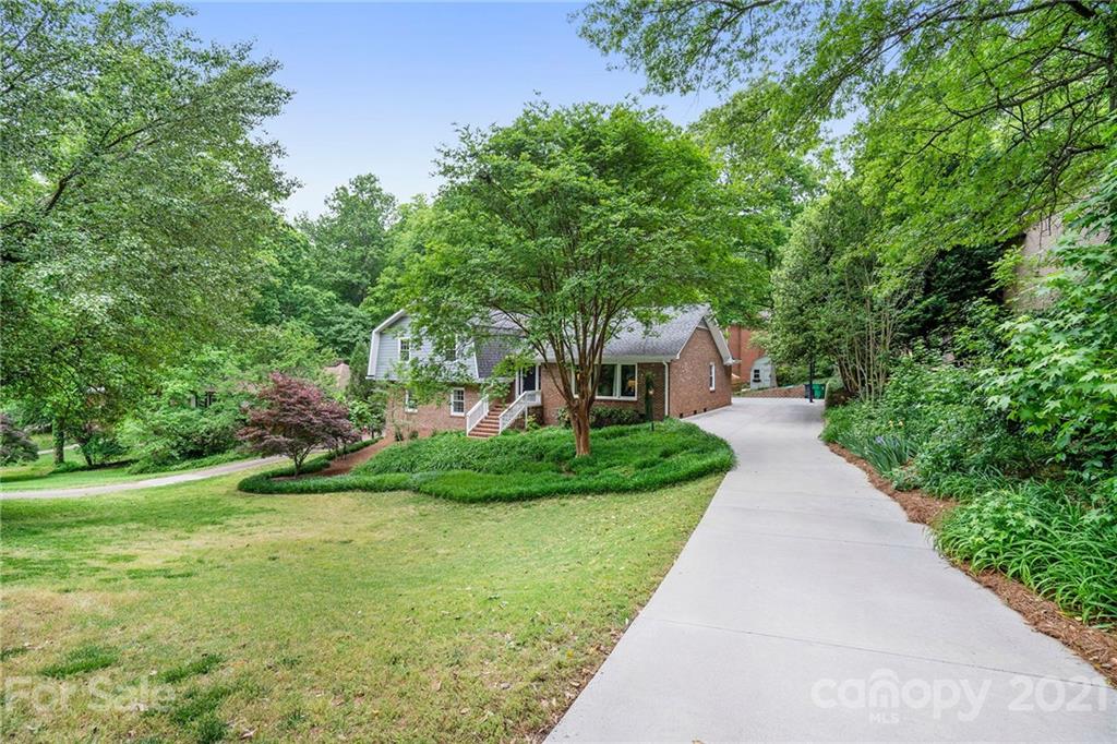 6114 Carriagehouse Lane