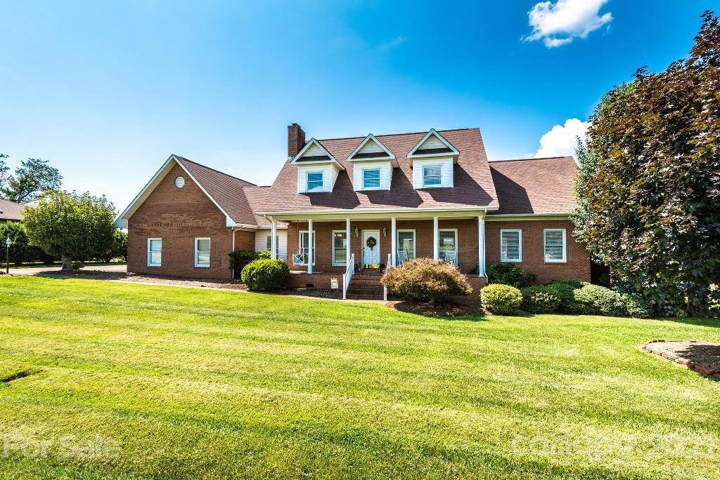 12 Meandering Way