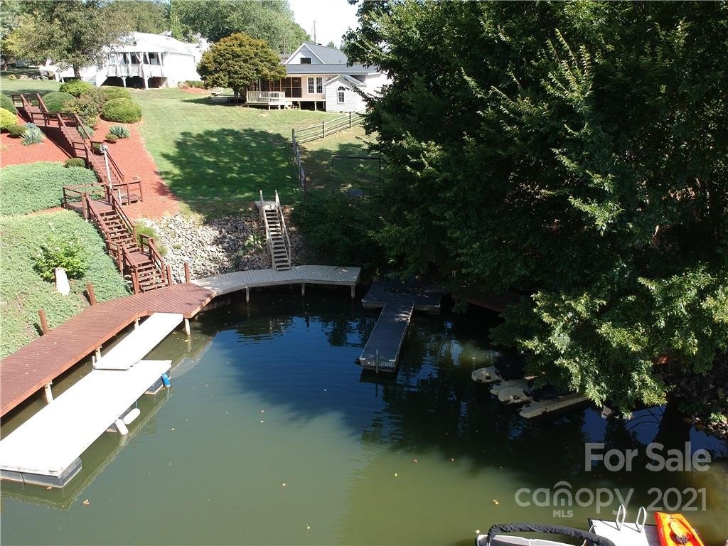 317 Commodore Loop
