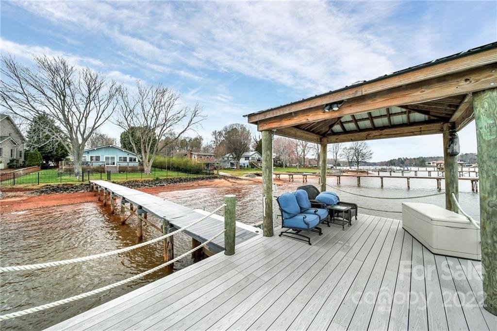 219 Commodore Loop