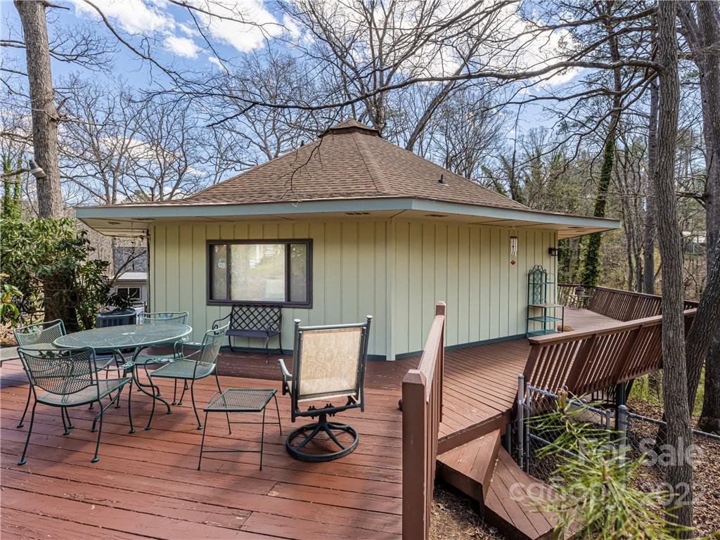 15 E Hawthorne Drive
