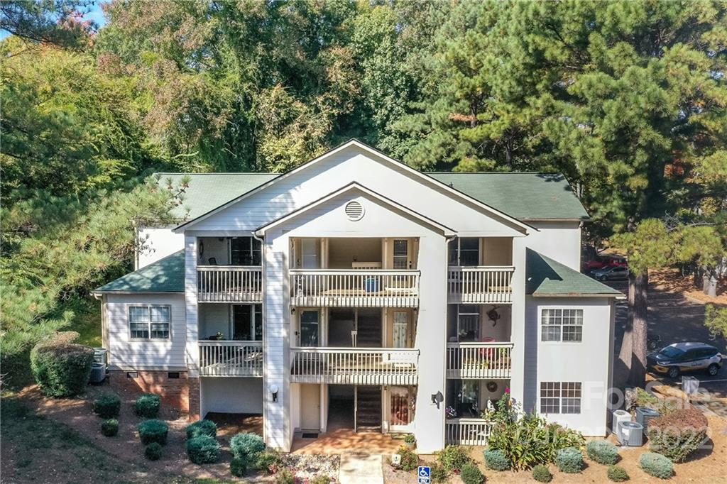 1052 Churchill Downs Court Apt i