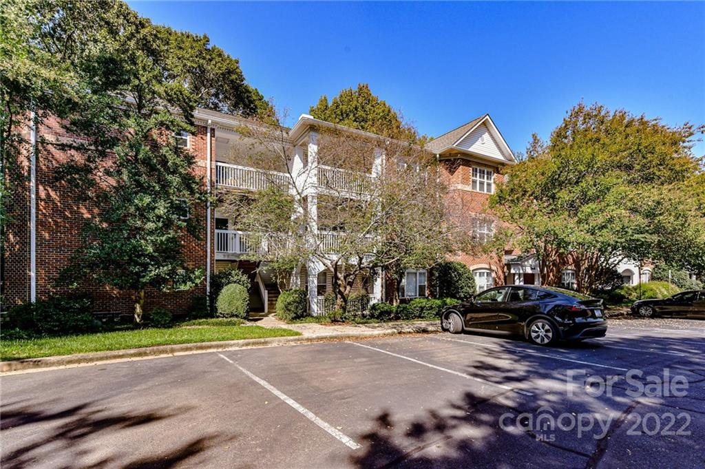 5601 Fairview Road 16