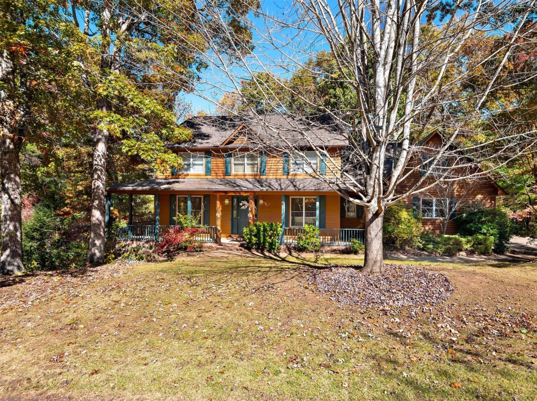 18 Oak Hollow Drive