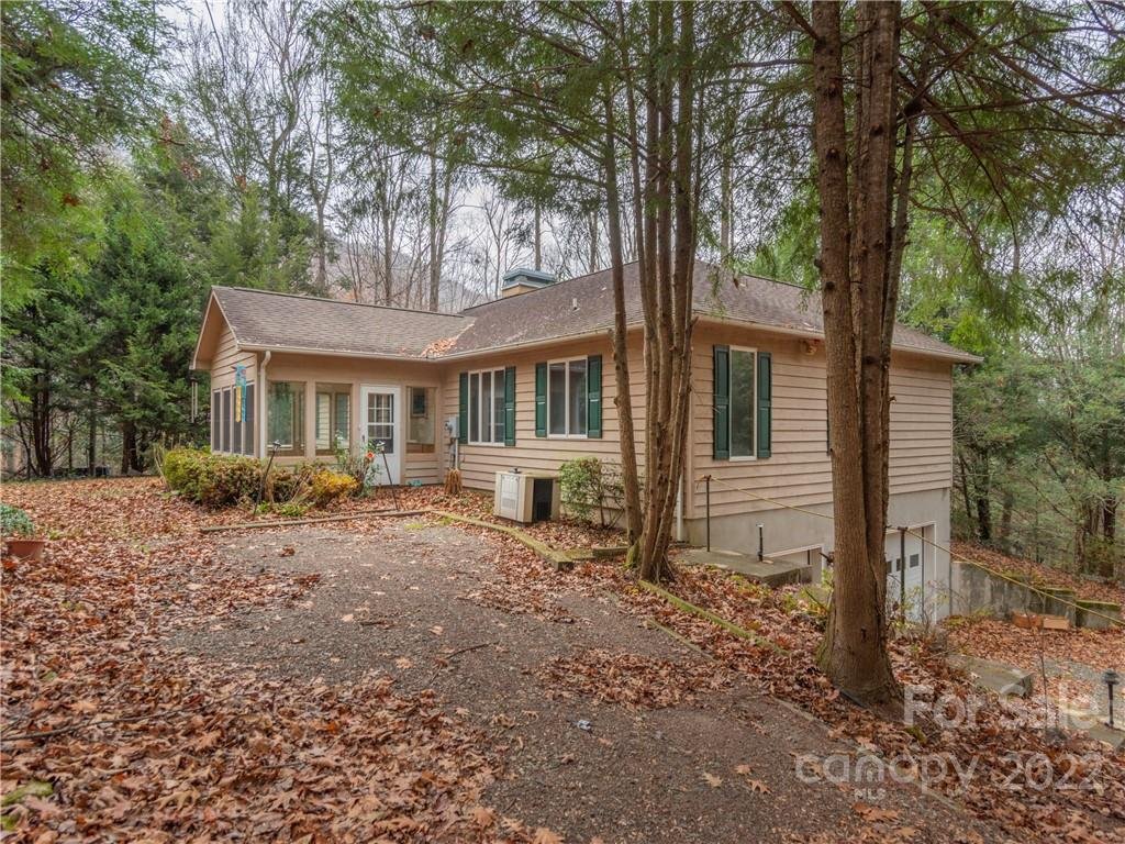 1673 Chestnut Flats Lane