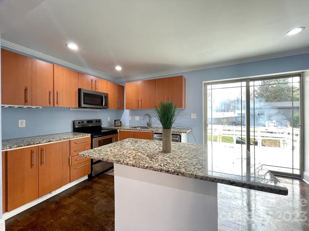 2337 Woodleaf Drive