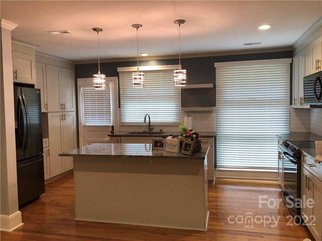 4555 Woodlark Lane