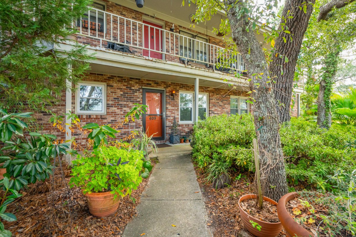 409 St Charles Court