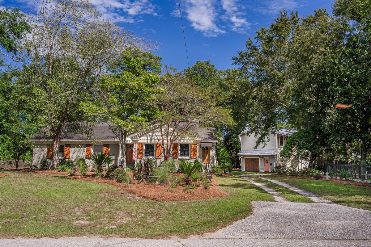 933 Lakeview Drive