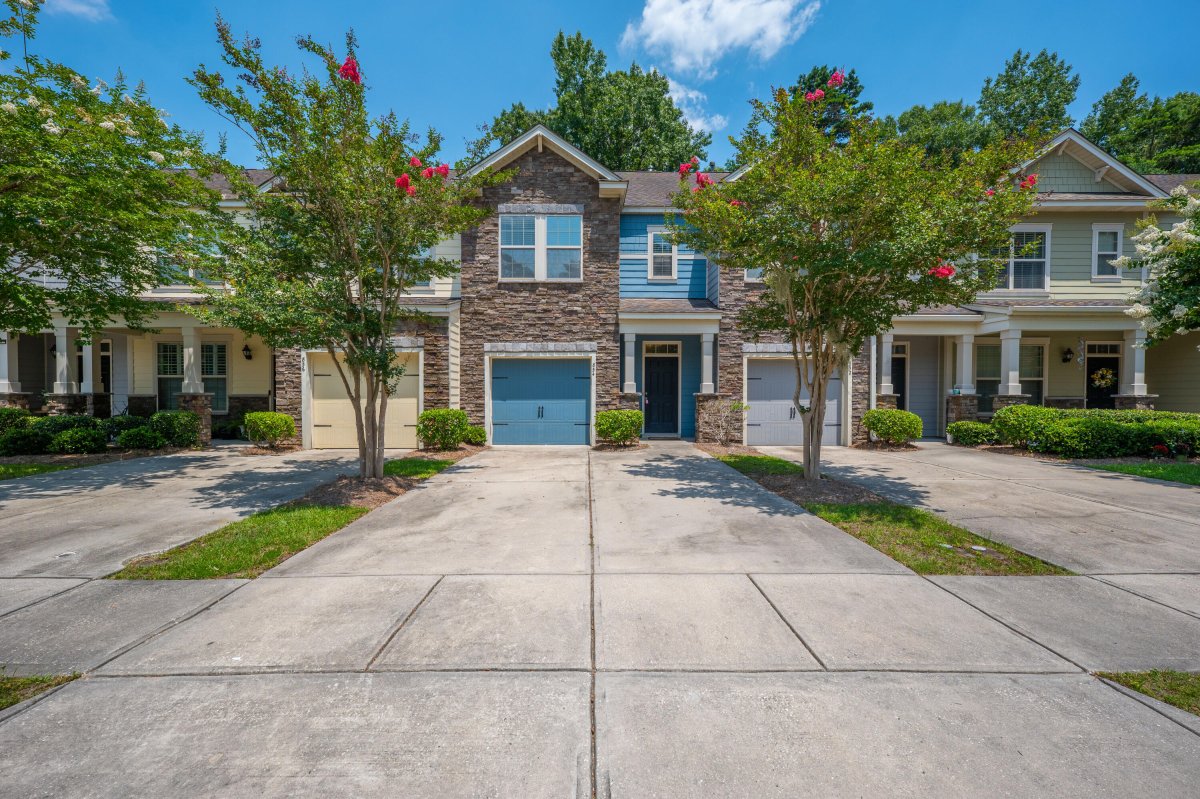 854 Bibury Court