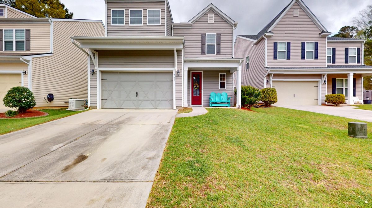 208 Roanoke Hill Court