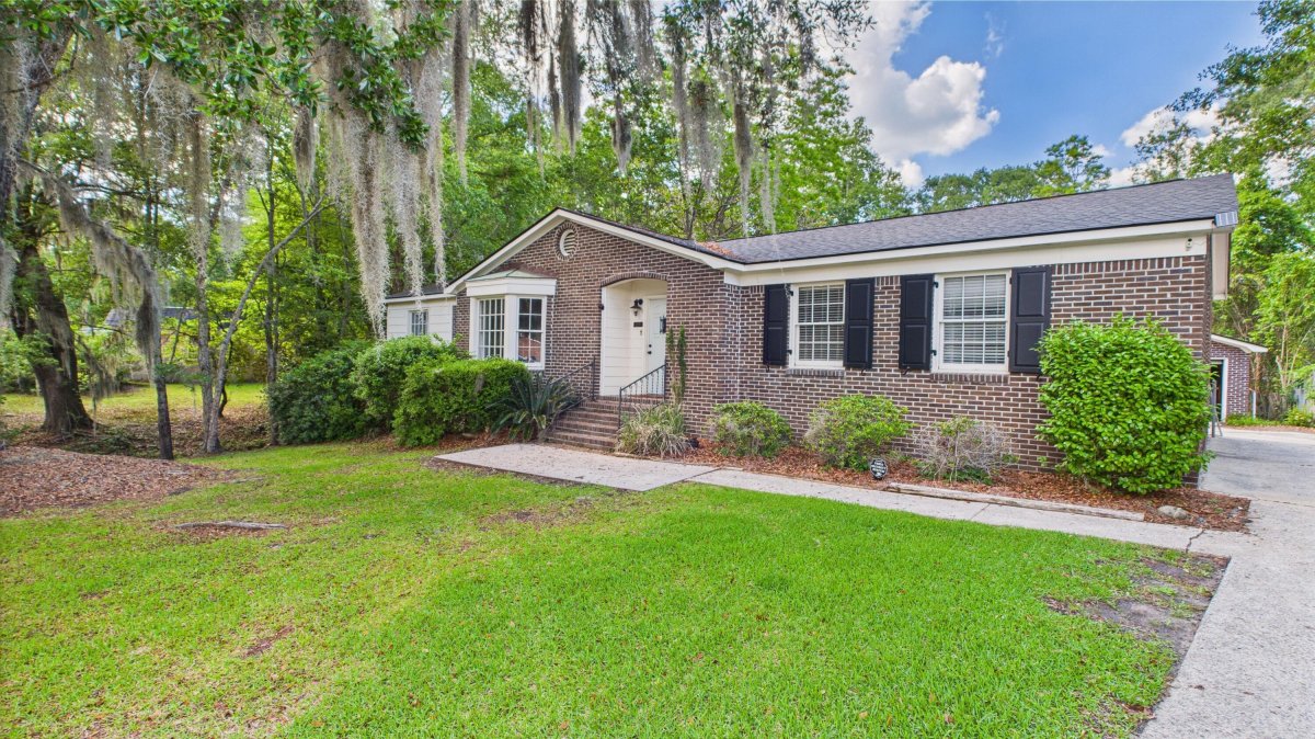 1225 Dennis Boulevard