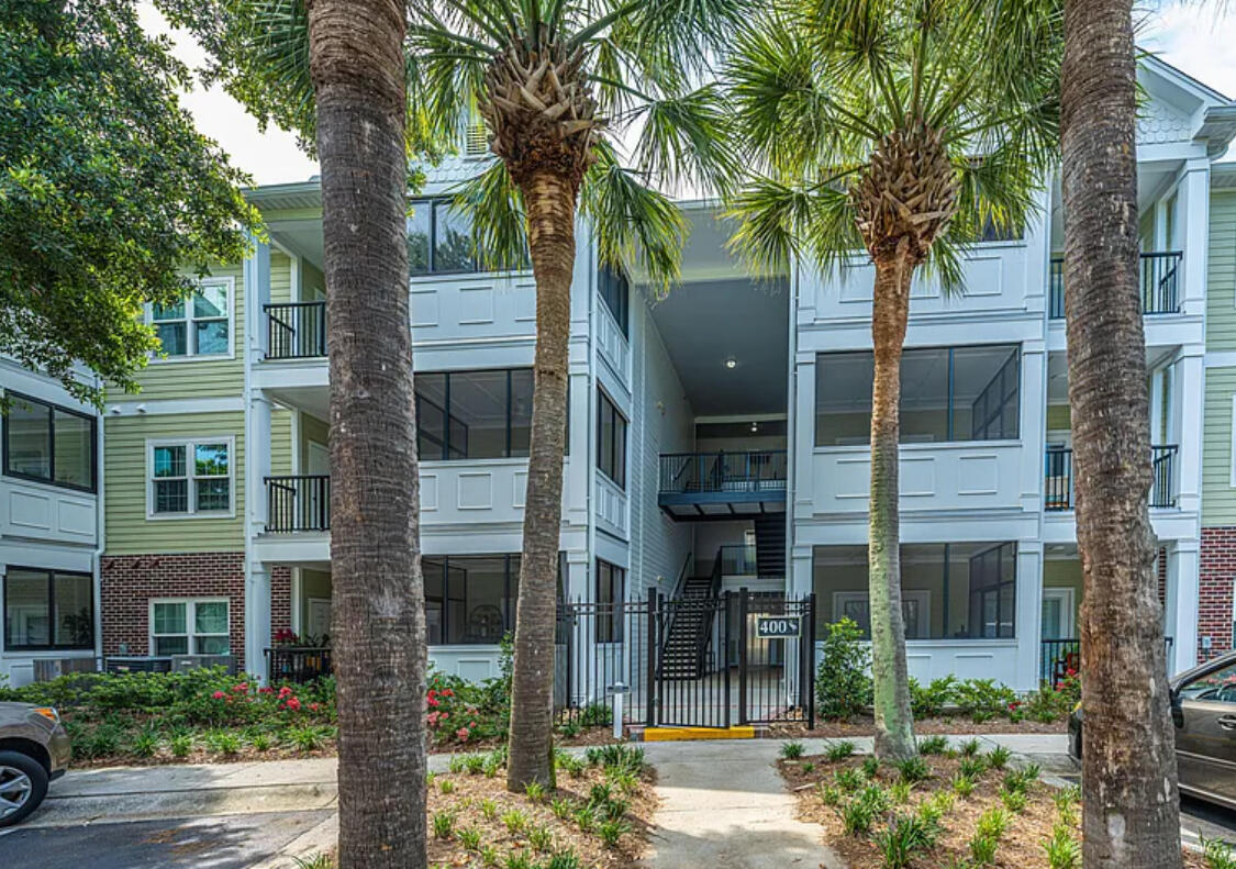 1025 Riverland Woods Place 423