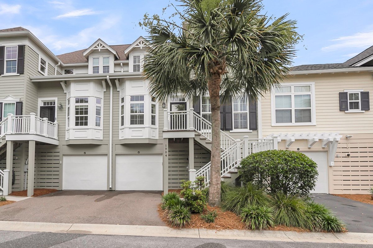 1904 English Ivy Court
