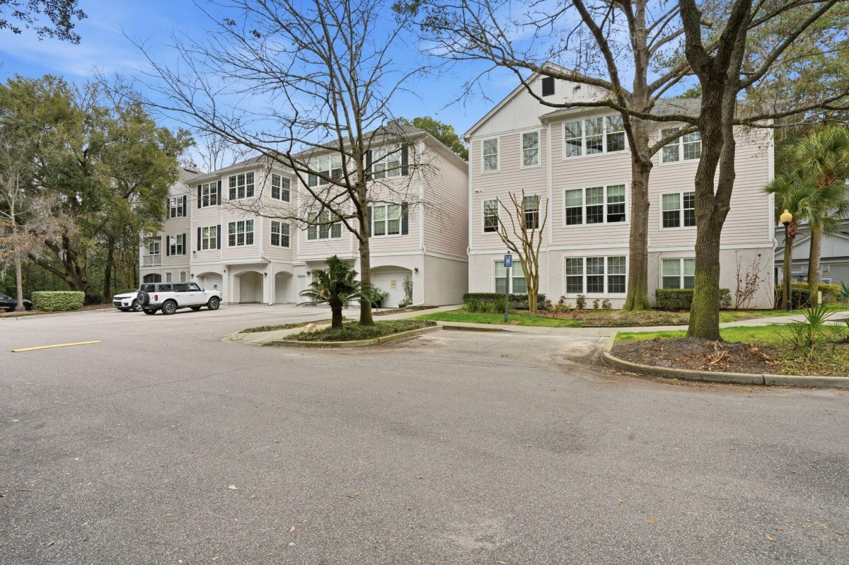 60 Fenwick Hall Allee 637