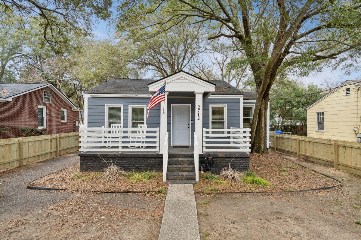 2712 E Surrey