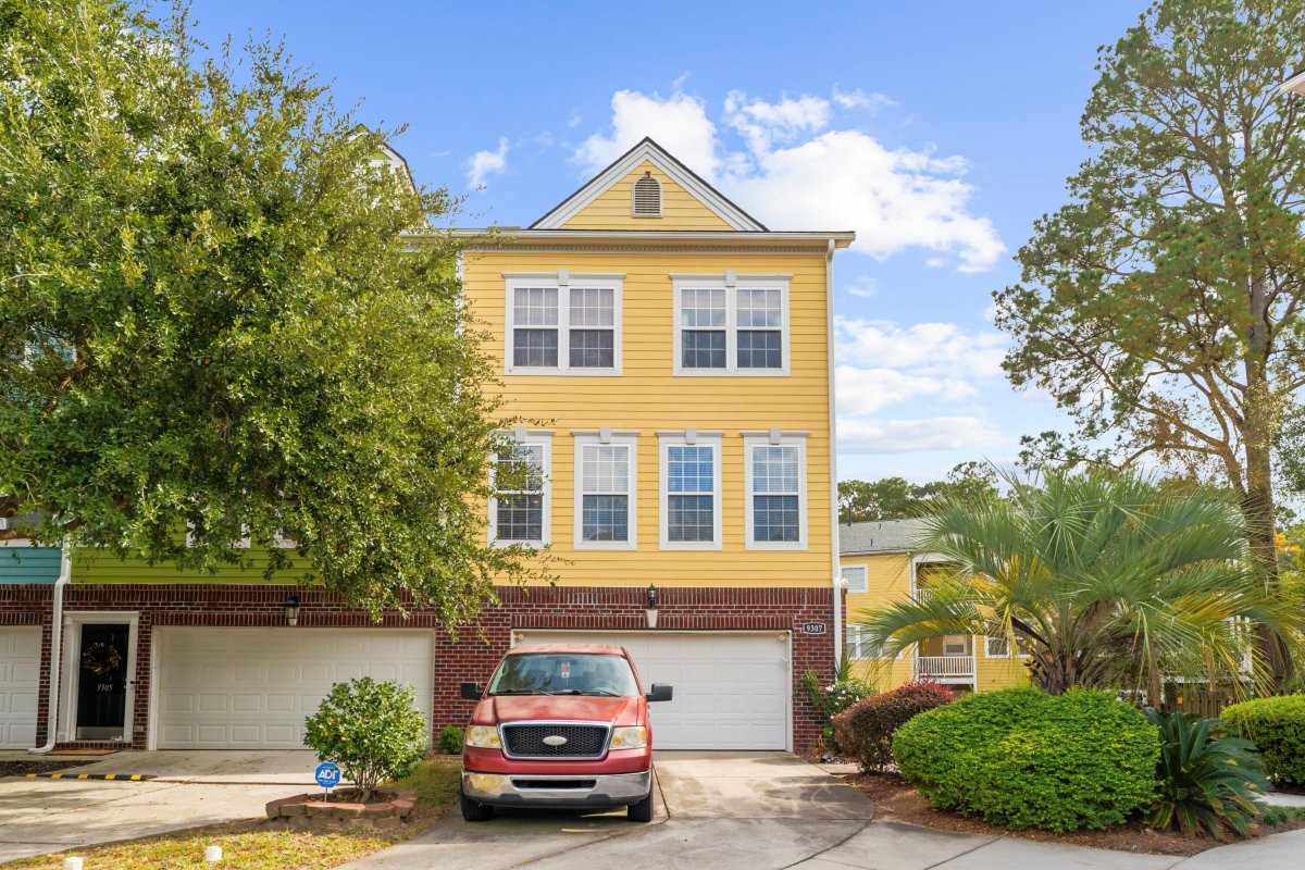 9307 Sweetbay Court