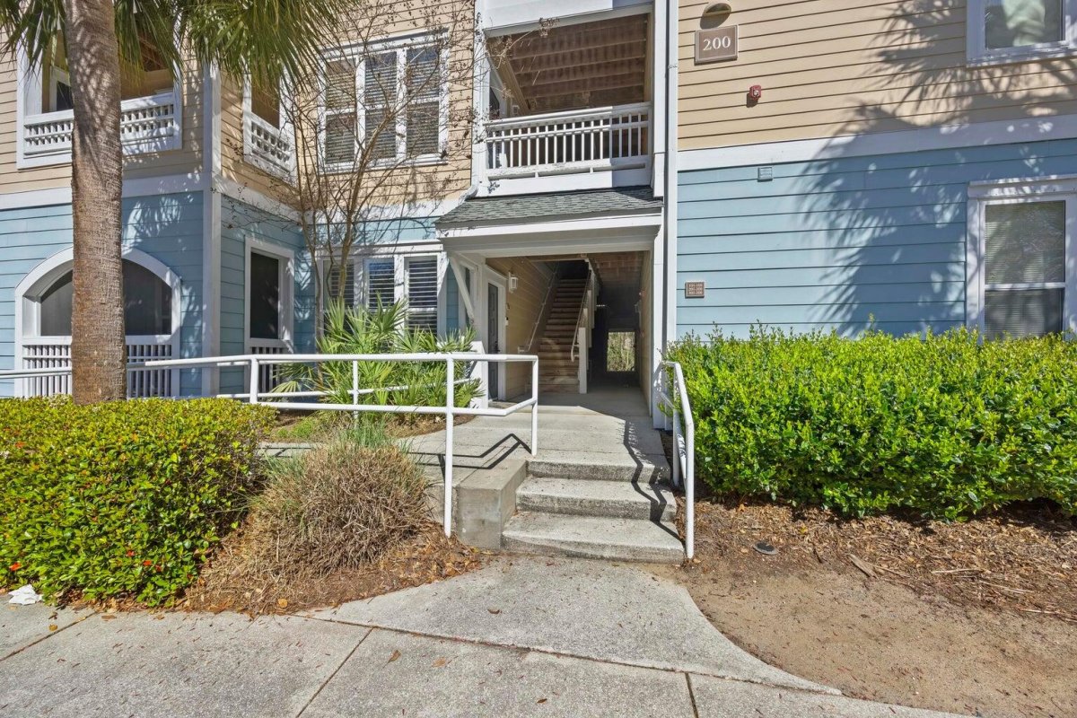 200 Bucksley Lane 105
