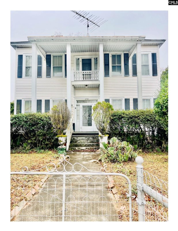 2733 River Drive