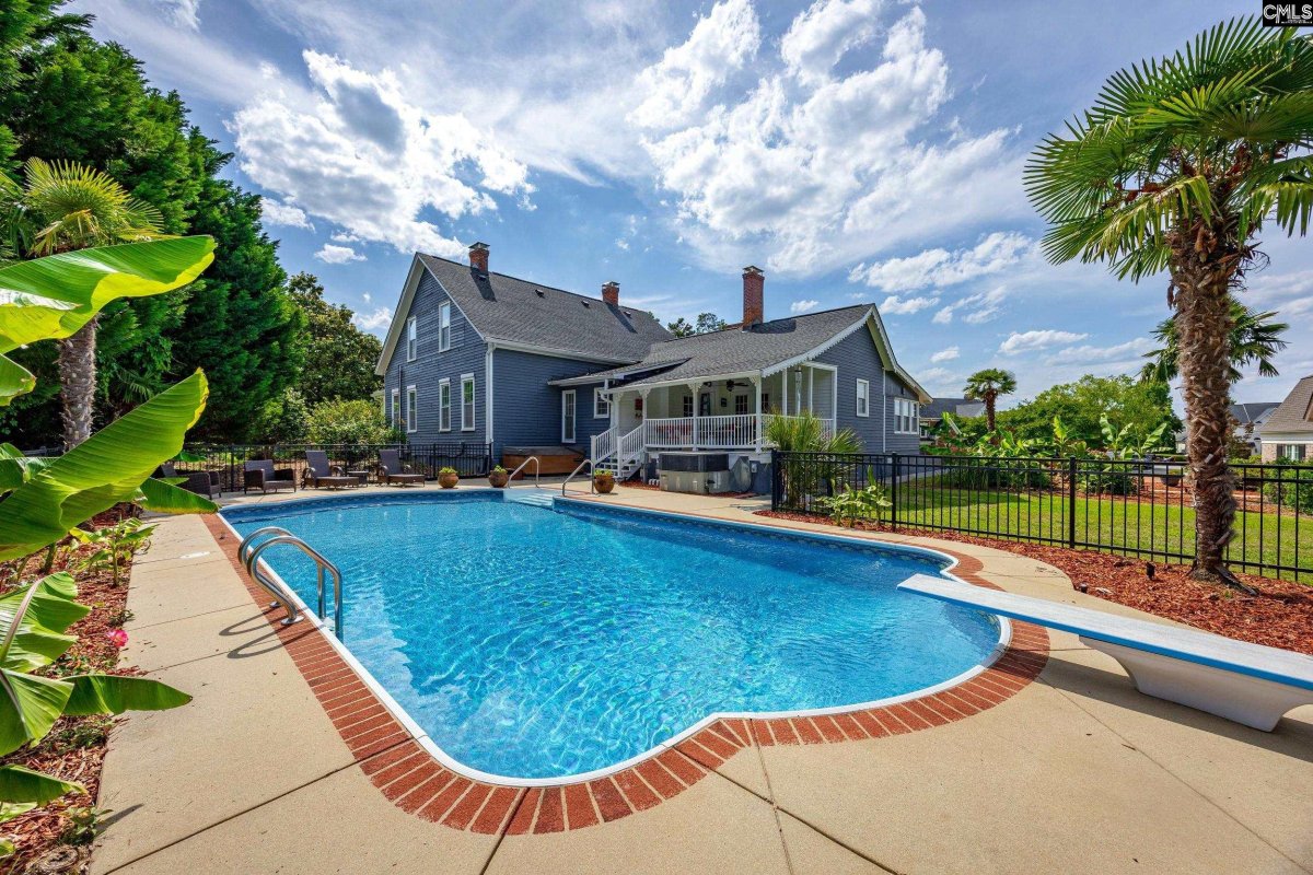 210 Shorebreeze Drive