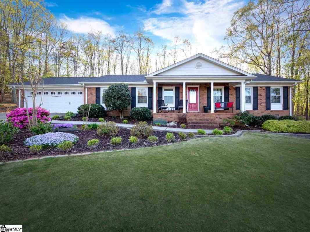 6 Twin Oaks Court