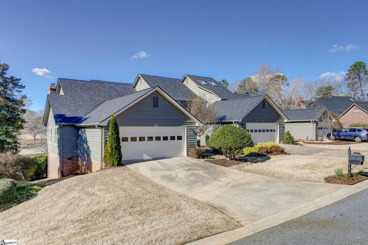 401 Hunters Circle