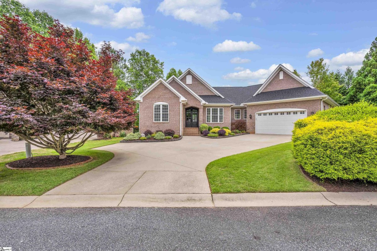 422 Hunters Circle