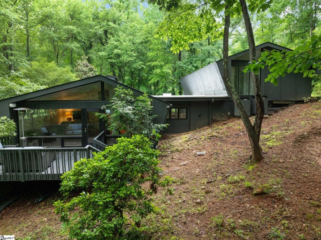 438 Henderson Road