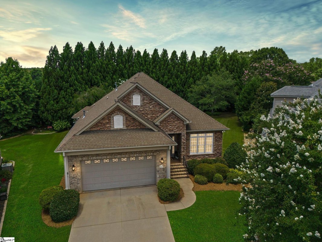 207 Hunters Court