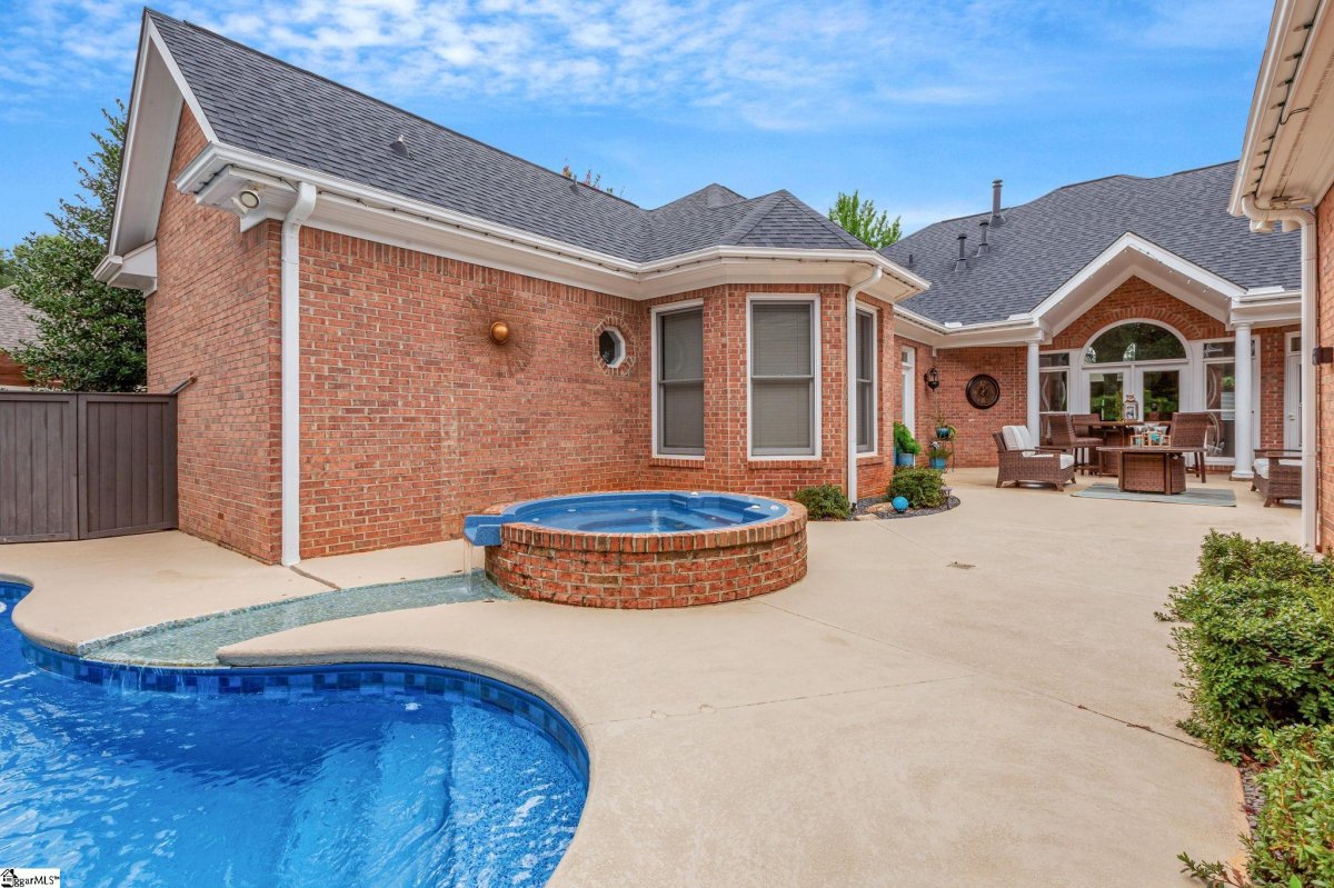 416 Kingsgate Court