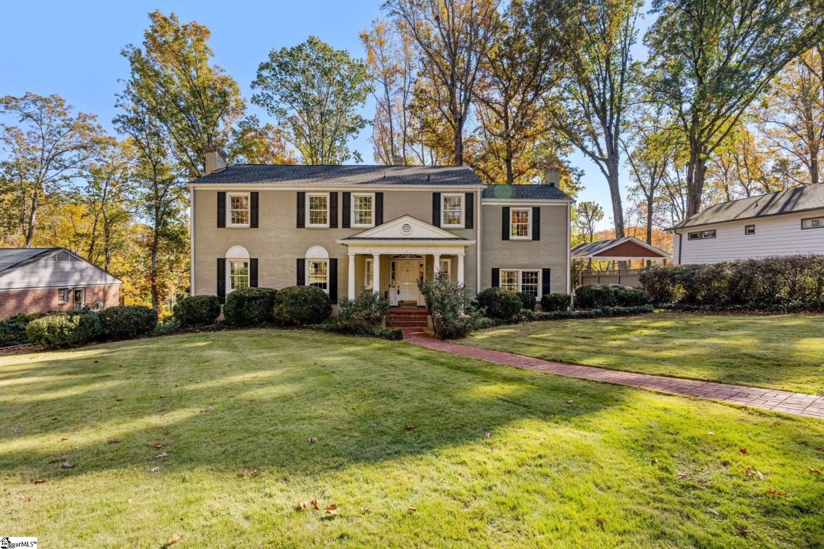 122 Lakecrest Drive