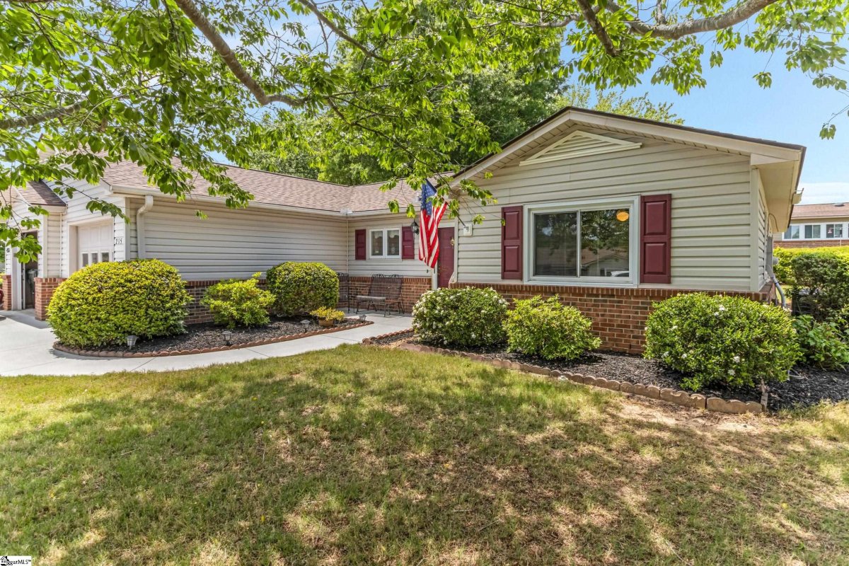 215 Lakeside Circle