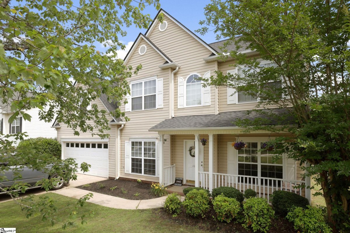 104 Rolling Oak Drive