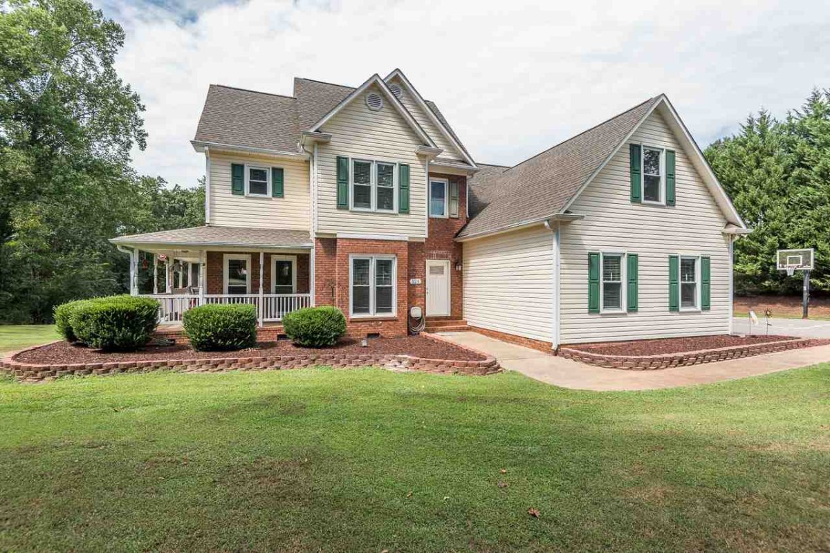 125 Commodore Dr